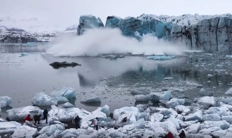 VIDEO Odlomio se ogroman dio ledenjaka na Islandu. Turisti panično bježali